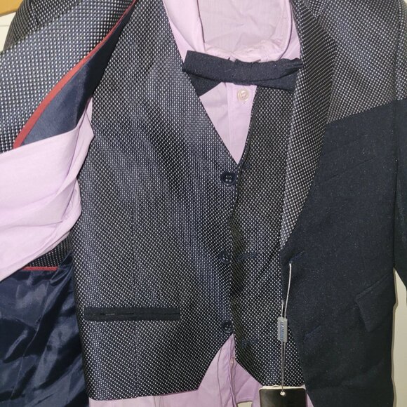 Suit - Picture 2 of 5